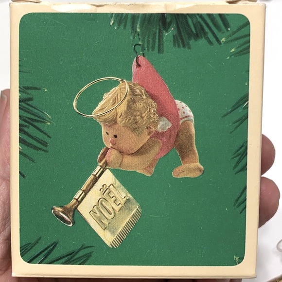 Musical angel Hallmark ornament - Picture 9 of 12